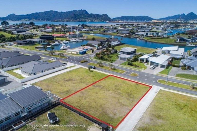 Photo of property in 18 Waitemata Drive, One Tree Point, 0118