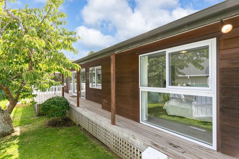 Photo of property in 21 Mexted Terrace, Tawa, Wellington, 5028