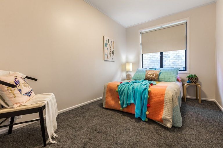 Photo of property in 2 Beazley Place, Glendene, Auckland, 0602