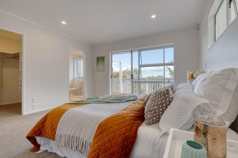 Photo of property in 10 Van Dyke Place, West Harbour, Auckland, 0618