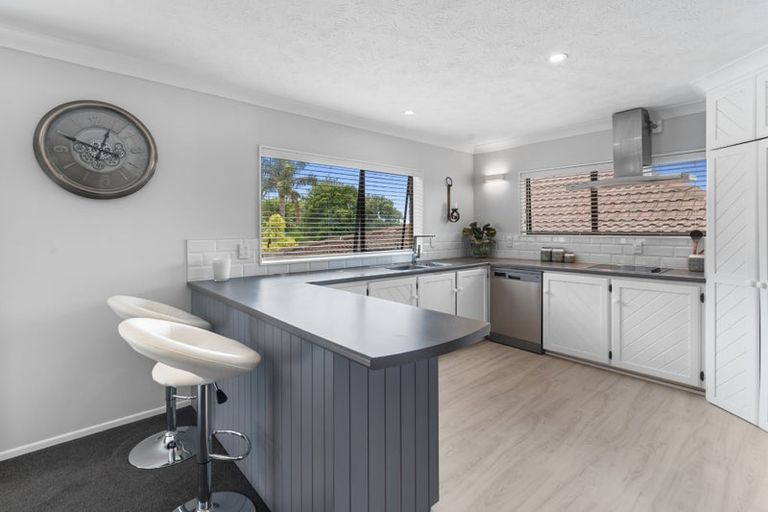 Photo of property in 2/57 Nigel Road, Browns Bay, Auckland, 0630