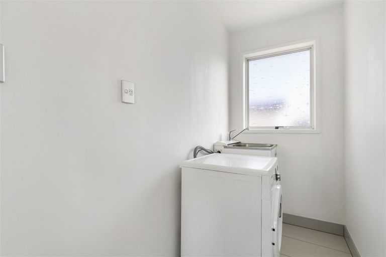 Photo of property in 25 Glennandrew Drive, Half Moon Bay, Auckland, 2012