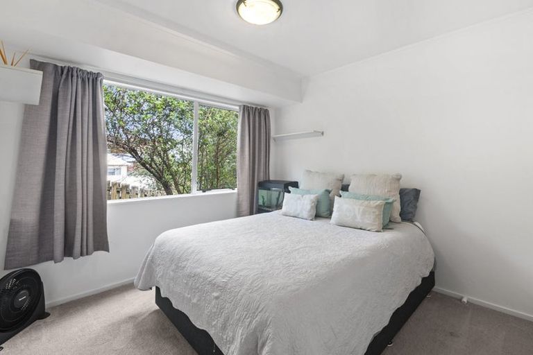 Photo of property in 35 Rifleman Rise, Unsworth Heights, Auckland, 0632