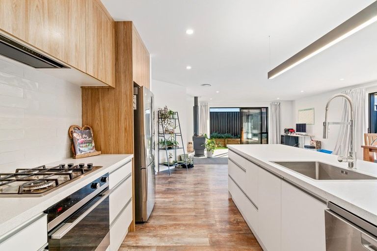 Photo of property in 8 Magpie Place, Lake Hawea, Wanaka, 9382