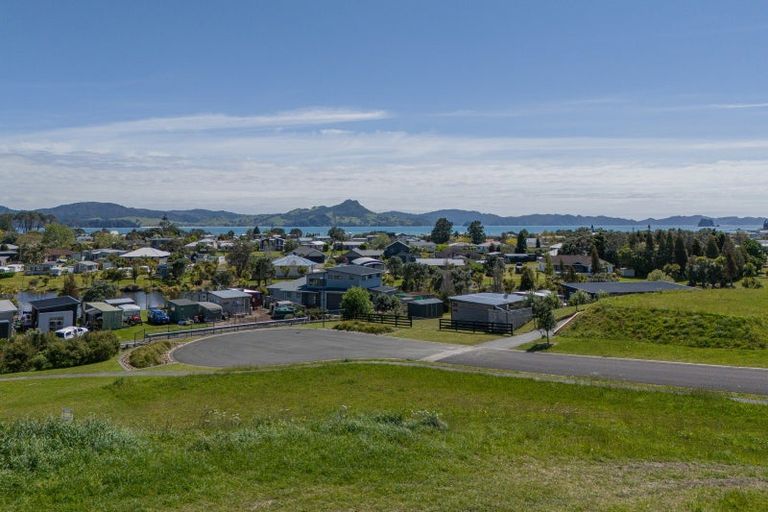 Photo of property in 4 Tinirau Place, Cooks Beach, 3591