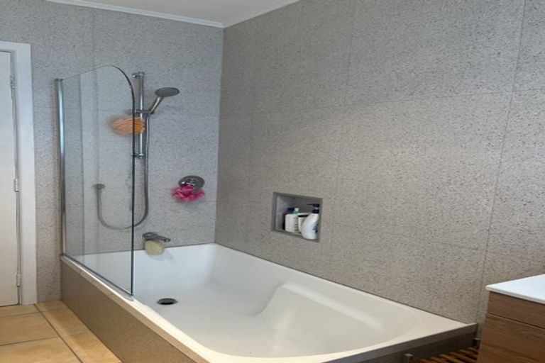 Photo of property in 185 Waimumu Road, Massey, Auckland, 0614