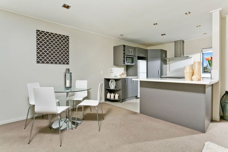 Photo of property in 229a Wairau Road, Totara Vale, Auckland, 0627