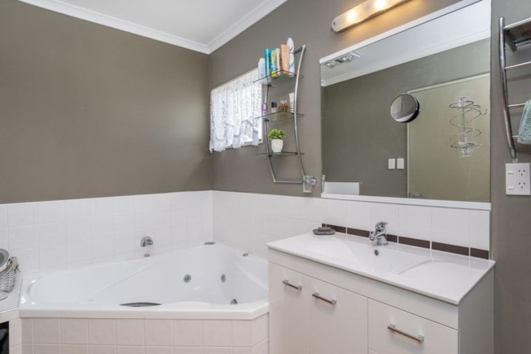 Photo of property in 52 Inverness Drive, Pyes Pa, Tauranga, 3112