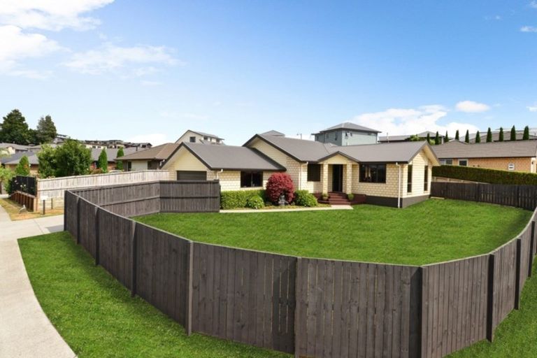 Photo of property in 62 Farnborough Drive, Grandview Heights, Hamilton, 3200