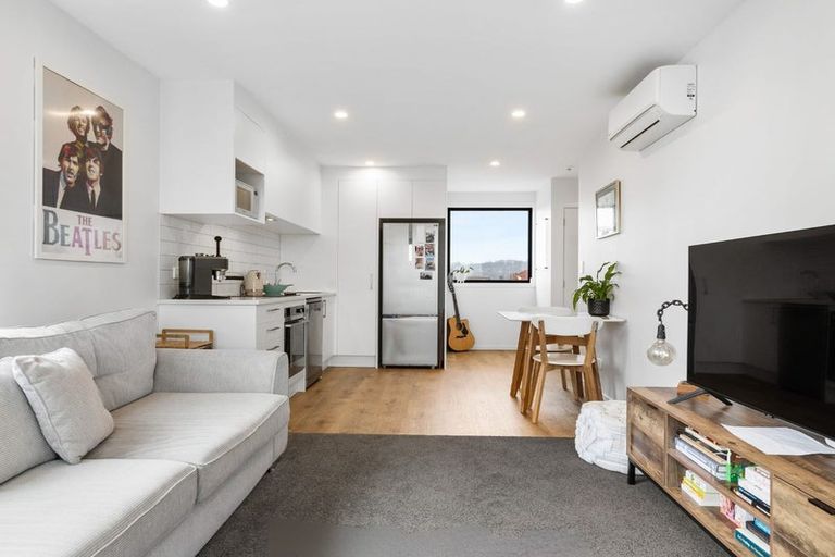 Photo of property in 1/1 Fruitvale Road, New Lynn, Auckland, 0600