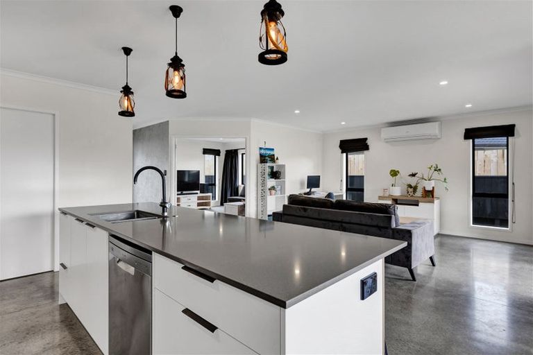 Photo of property in 15 Frederick Place, Whalers Gate, New Plymouth, 4310