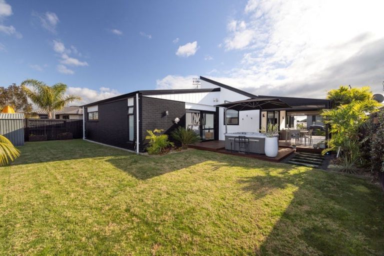 Photo of property in 28 Harding Drive, Papamoa Beach, Papamoa, 3118