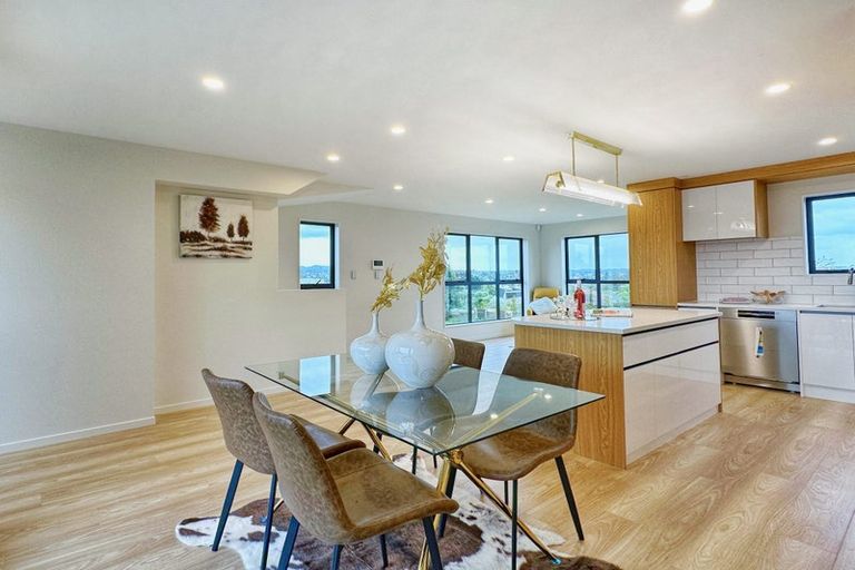 Photo of property in 10f Robert Burke Place, Henderson, Auckland, 0612