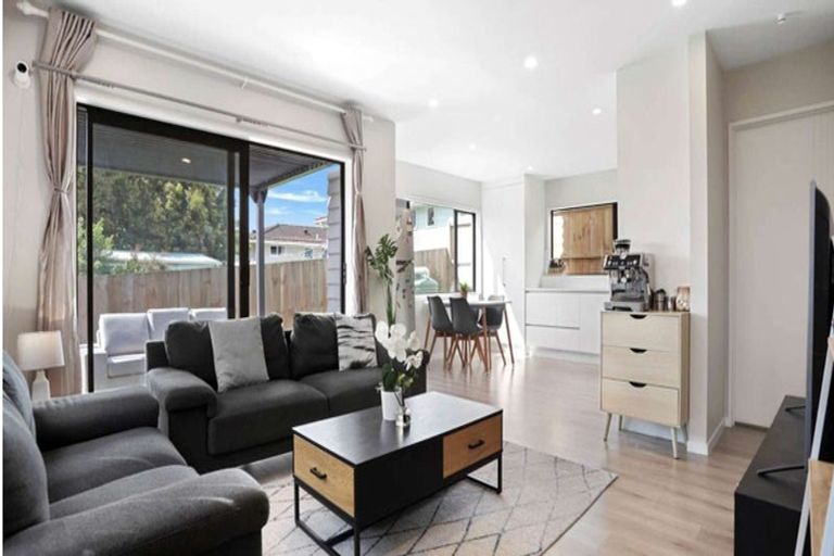 Photo of property in 152c Colwill Road, Massey, Auckland, 0614