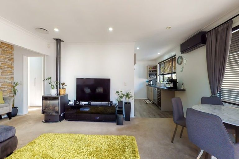 Photo of property in 14c Bracken Road, Newlands, Wellington, 6037