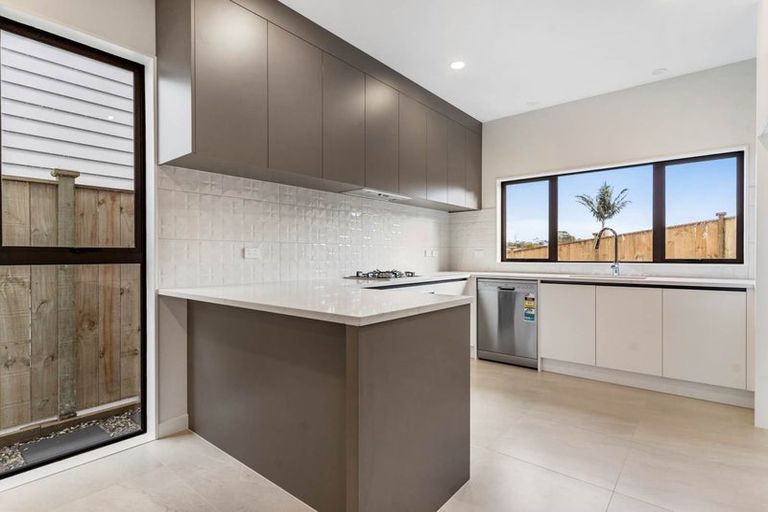 Photo of property in 40c Cyclarama Crescent, Massey, Auckland, 0614