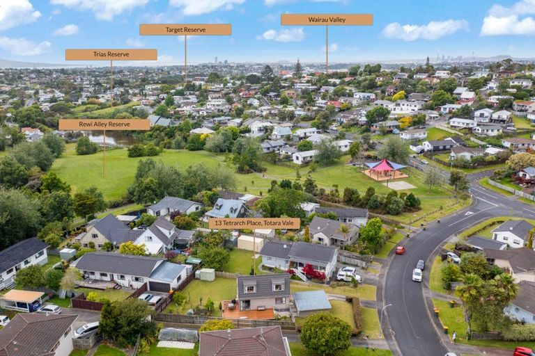 Photo of property in 13 Tetrarch Place, Totara Vale, Auckland, 0629