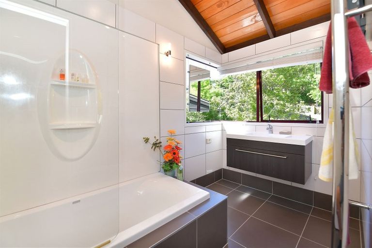 Photo of property in 71 Roberts Road, Matakatia, Whangaparaoa, 0930