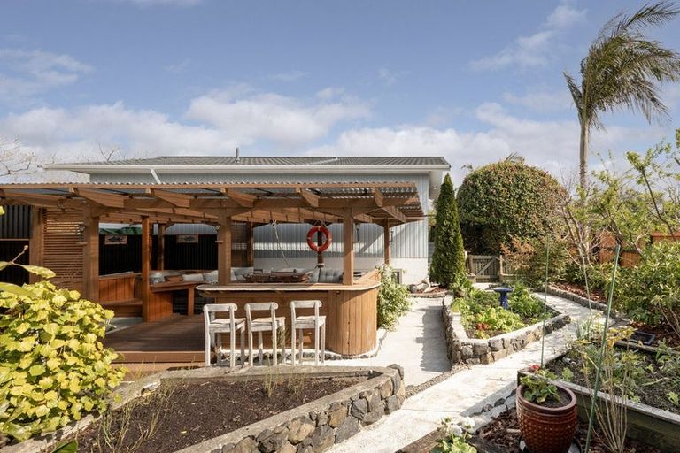 Photo of property in 1 Kowai Grove, Omokoroa, 3114