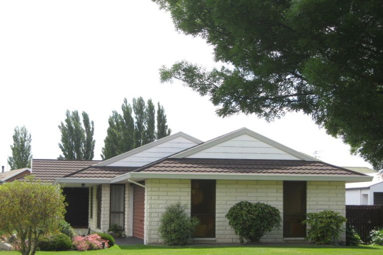 Photo of property in 18 Regency Crescent, Redwood, Christchurch, 8051