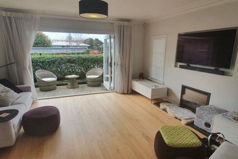 Photo of property in 6 Yeovil Road, Te Atatu Peninsula, Auckland, 0610