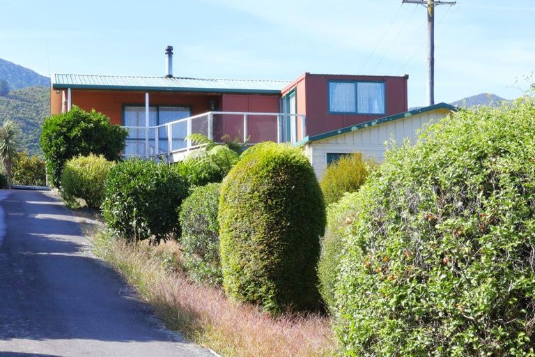 Photo of property in 246 Waikawa Road, Waikawa, Picton, 7220