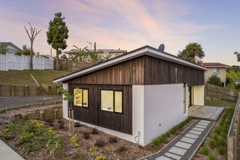 Photo of property in 115 Tirimoana Road, Te Atatu South, Auckland, 0602