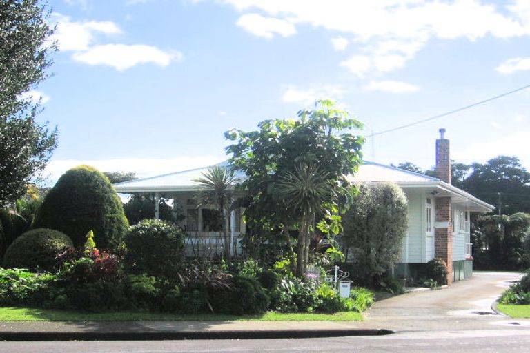 Photo of property in 15 Shortland Street, Regent, Whangarei, 0112
