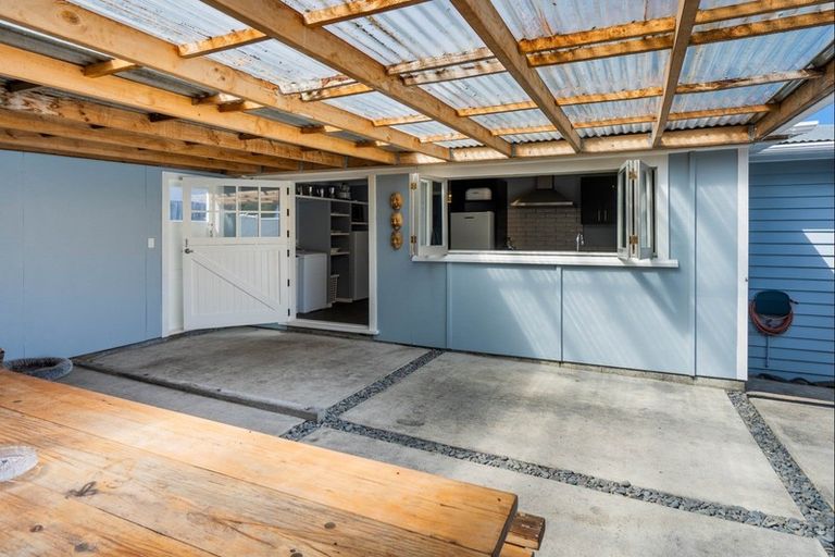 Photo of property in 16 Kaka Road, Raumati Beach, Paraparaumu, 5032