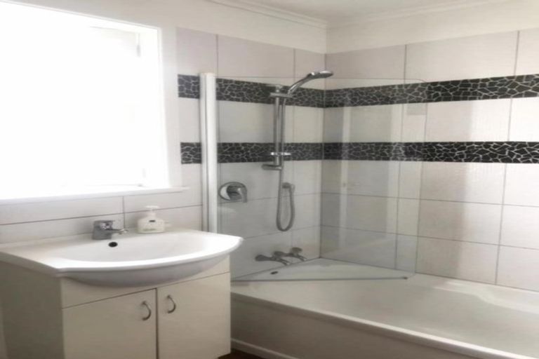 Photo of property in 4 Harding Avenue, Te Atatu South, Auckland, 0610