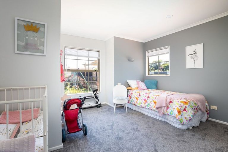 Photo of property in 11 Shelter Grove, Frankleigh Park, New Plymouth, 4310