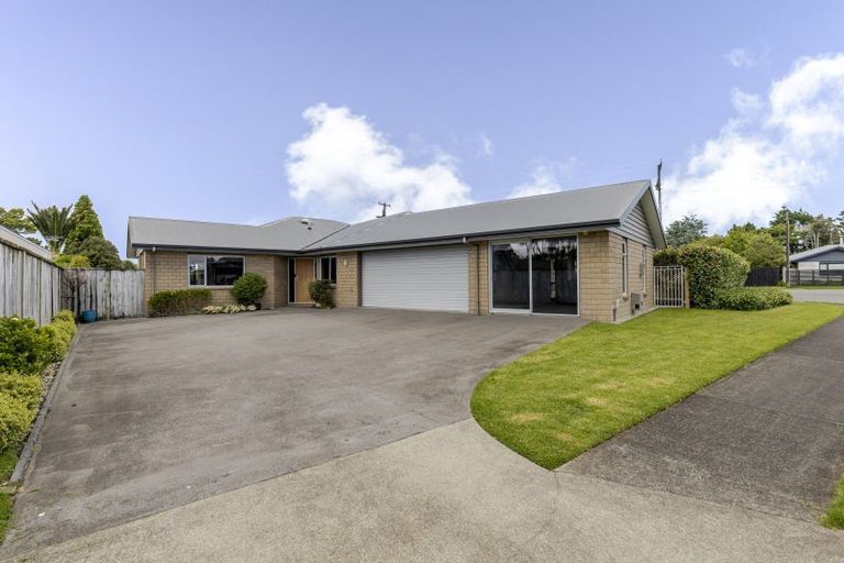Photo of property in 2 Oakwood Drive, Highlands Park, New Plymouth, 4312