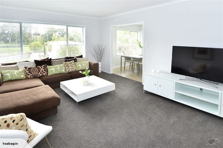 Photo of property in 28 Totaravale Drive, Totara Vale, Auckland, 0629