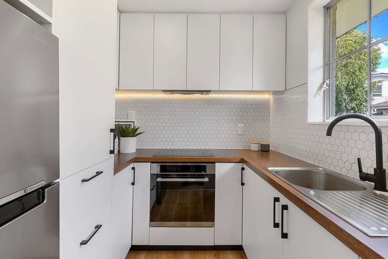 Photo of property in 2/3 Sawtell Place, Northcote, Christchurch, 8052