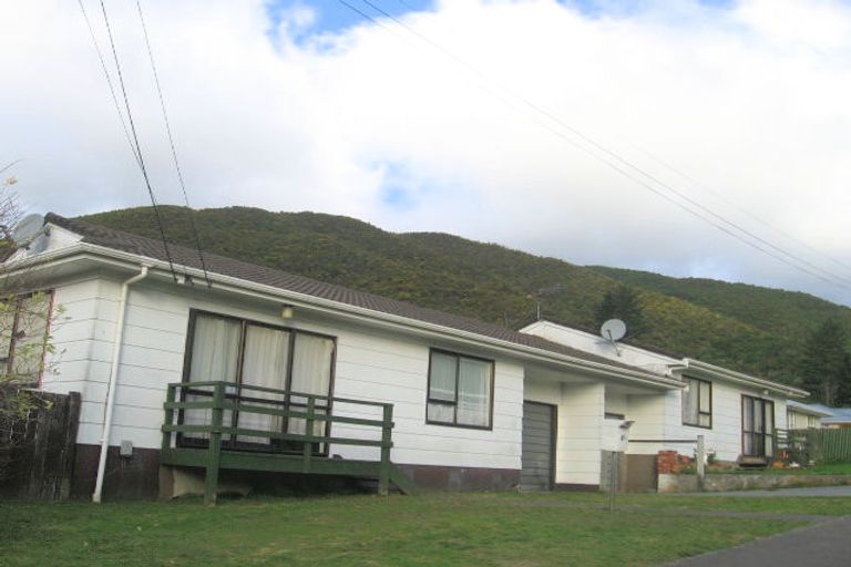 Photo of property in 1b Sunny Grove, Wainuiomata, Lower Hutt, 5014