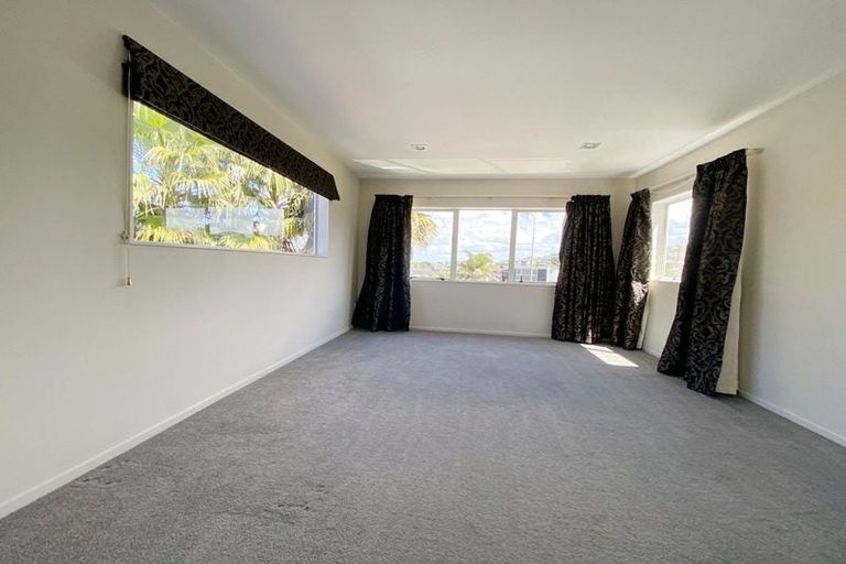 Photo of property in 11 Lakeridge Close, Northcross, Auckland, 0632