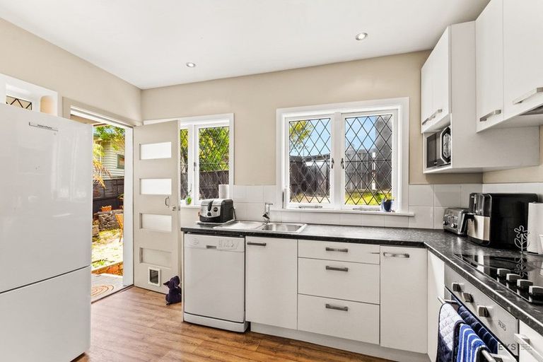 Photo of property in 14 Fairmount Road, Titirangi, Auckland, 0604