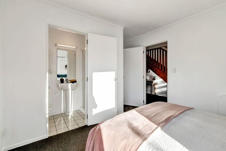 Photo of property in 2/4 Puaha Street, Takapuwahia, Porirua, 5022