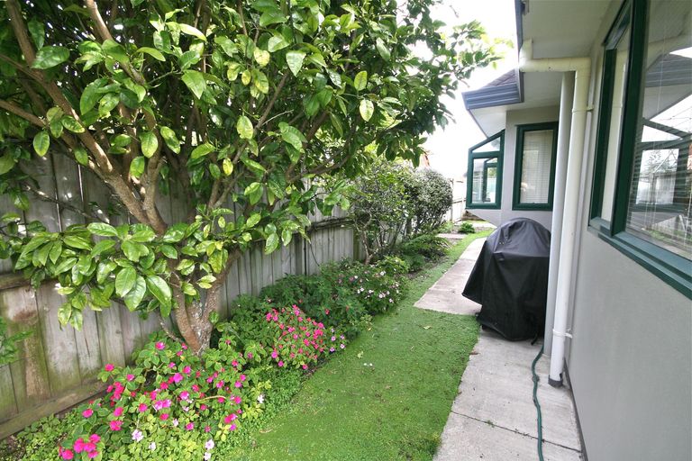 Photo of property in 2/63 Hattaway Avenue, Bucklands Beach, Auckland, 2012
