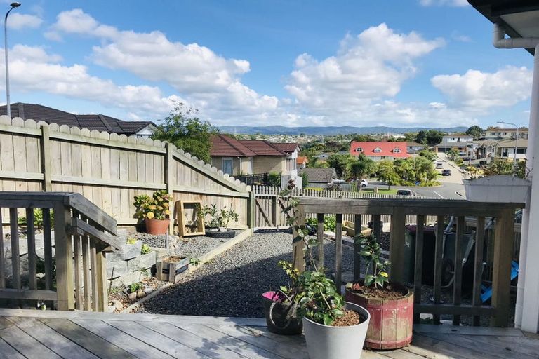 Photo of property in 1 Bangla Place, Massey, Auckland, 0614