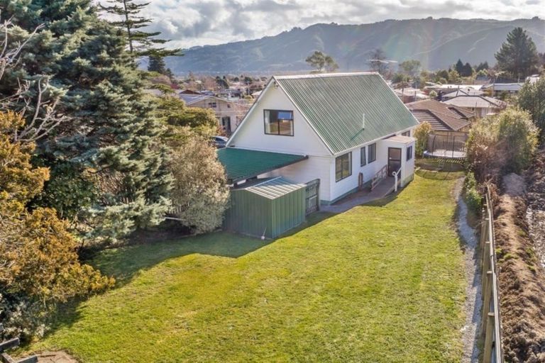 Photo of property in 1 Garth Lane, Maoribank, Upper Hutt, 5018