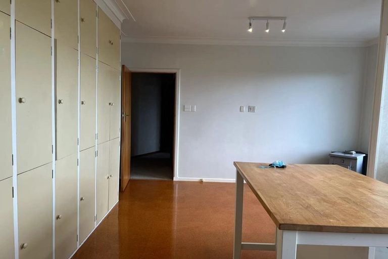 Photo of property in 83 Pupuke Road, Northcote, Auckland, 0627