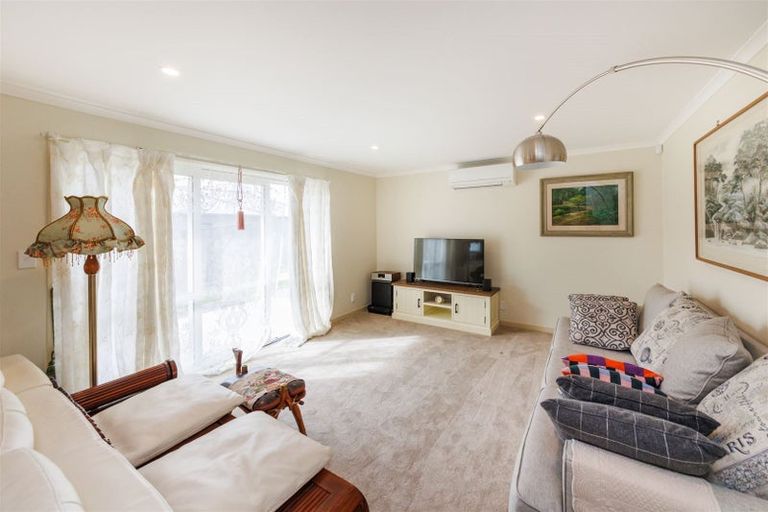 Photo of property in 14 Atlantic Drive, Fitzherbert, Palmerston North, 4410
