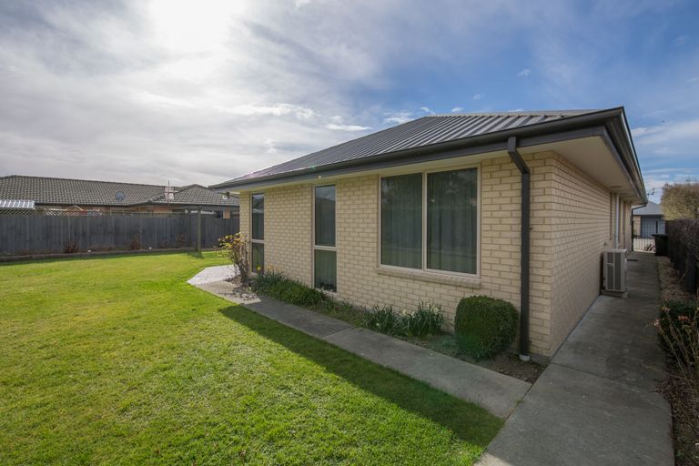 Photo of property in 15 Calvandra Grove, Rangiora, 7400