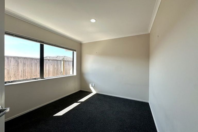 Photo of property in 9 Percy Kinsman Crescent, Riverstone Terraces, Upper Hutt, 5018