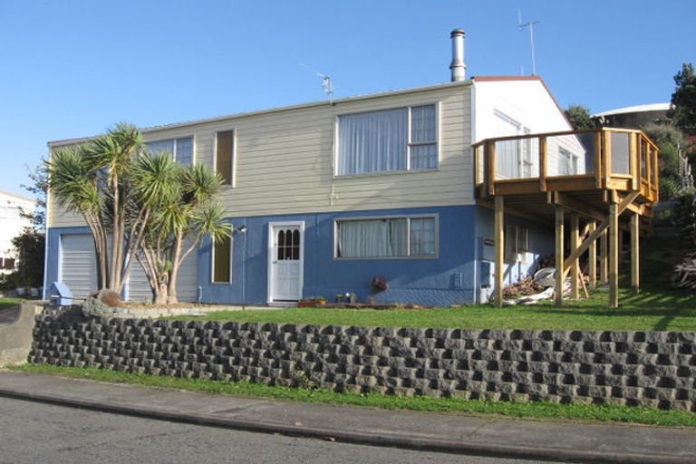 Photo of property in 3 Crown Hill, Titahi Bay, Porirua, 5022