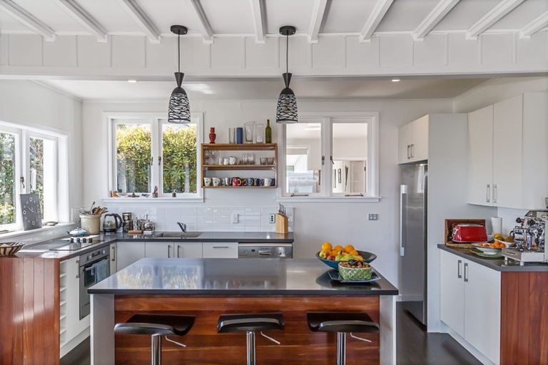 Photo of property in 21 Tindalls Bay Road, Tindalls Beach, Whangaparaoa, 0930