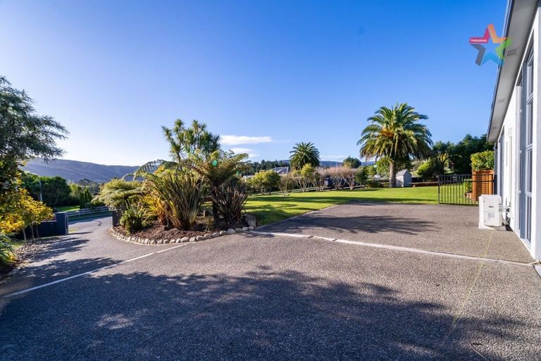 Photo of property in 22 Mount Marua Drive, Timberlea, Upper Hutt, 5018