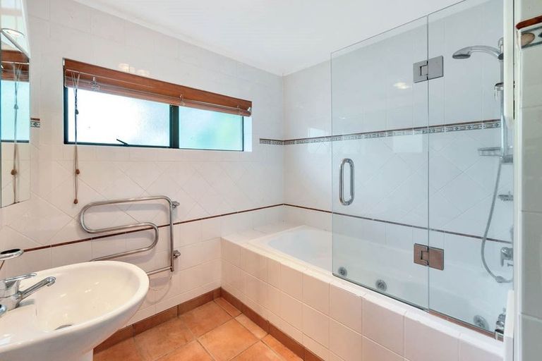 Photo of property in 1 Celina Place, Browns Bay, Auckland, 0630