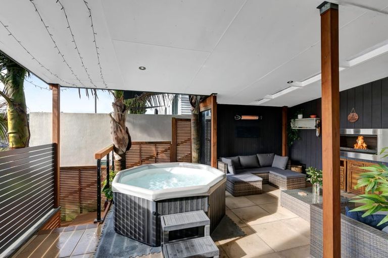 Photo of property in 10 Caledonia Place, Highlands Park, New Plymouth, 4312